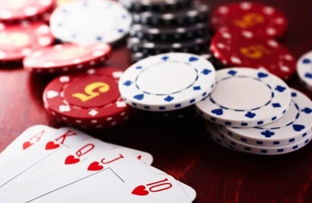 Vì sao nên biết cách đọc bài poker?