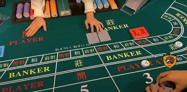 Baccarat là trò chơi dựa vào việc so sánh số điểm giữa 2 bên banker và player